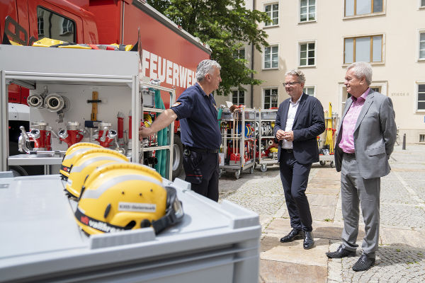 LH Christopher Drexler und LH-Stv. Anton Lang sichern den Feuerwehren Unterstützung für den Ankauf von Gerätschaften zu. © Land Steiermark/ Binder