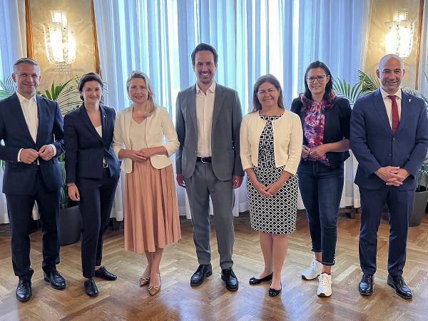 Landesrat Wolfgang Hattmannsdorfer (Oberösterreich), LH-Stv. Marlene Svazek (Salzburg), Integrationsministerin Susanne Raab, Vizebürgermeister Christoph Wiederkehr (Wien), Landesrätin Doris Kampus (Steiermark), Landesrätin Sara Schaar (Kärnten) und Landesrat Christoph Luisser (Niederösterreich) (v.l.) © Foto: Land Steiermark; bei Quellenangabe honorarfrei