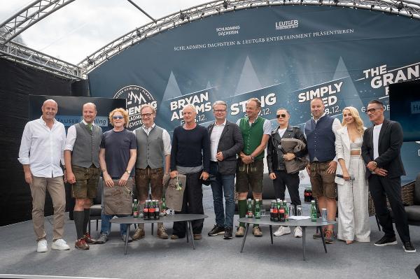 Klaus Hofstätter (GF Hauser Kaibling), Mathias Schattleitner (Geschäftsführung Tourismusverband Schladming-Dachstein), Mick Hucknall (Simply Red), Andreas Keinprecht (Vorsitzender Tourismusverband Schladming-Dachstein), Sting, LH Christopher Drexler, Georg Bliem (GF Planai-Hochwurzen), Bryan Adams, Daniel Berchthaller (GF Reiteralm), Moderatorin Silvia Schneider, Klaus Leutgeb (v.l.) © Land Steiermark; bei Quellenangabe honorarfrei