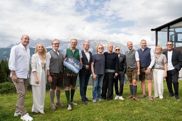 Klaus Hofstätter (GF Hauser Kaibling), Moderatorin Silvia Schneider, Andreas Keinprecht (Vorsitzender Tourismusverband Schladming-Dachstein), Georg Bliem (GF Planai-Hochwurzen), LH Christopher Drexler, Mick Hucknall (Simply Red), Sting, Bryan Adams, Mathias Schattleitner (Geschäftsführung Tourismusverband Schladming-Dachstein), Daniel Berchthaller (GF Reiteralm), Vbgm. Maria Drechsler (Gde. Schladming) und Klaus Leutgeb (v.l.) © Land Steiermark; bei Quellenangabe honorarfrei