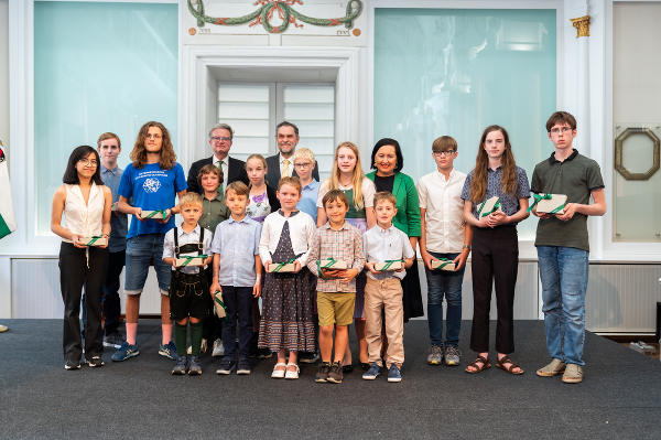Landeshauptmann Christopher Drexler und Bildungsdirektorin Elisabeth Meixner mit den Bestplatzierten des Wettbewerbs „Känguru der Mathematik“  © Land Steiermark/Manuel Hanschitz; Verwendung bei Quellenangabe honorarfrei