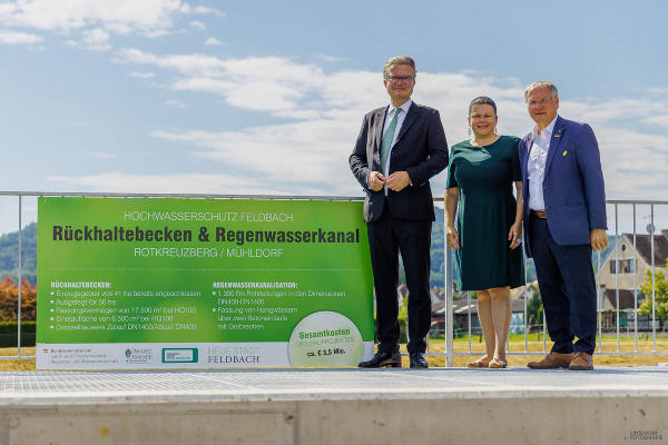 LH Christopher Drexler, Finanzreferentin Sonja Skalnik (Gde. Feldbach) und Bgm. Josef Ober (v.l.). © Stadt Feldbach; bei Quellenangabe honorarfrei