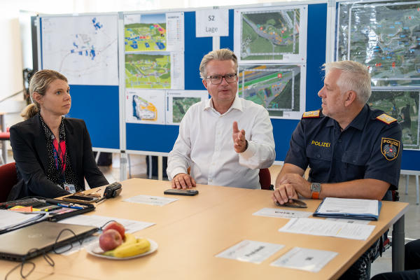 Bezirkshauptfrau Nina Pölzl, LH Christopher Drexler, Landespolizeidirektor-Stv. Joachim Huber (v.l.) beim Lagevortrag im Einsatzstab © Land Steiermark/ Binder