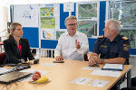 Bezirkshauptfrau Nina Pölzl, LH Christopher Drexler, Landespolizeidirektor-Stv. Joachim Huber (v.l.) beim Lagevortrag im Einsatzstab © Land Steiermark/ Binder Bezirkshauptfrau Nina Pölzl, LH Christopher Drexler, Landespolizeidirektor-Stv. Joachim Huber (v.l.) beim Lagevortrag im Einsatzstab