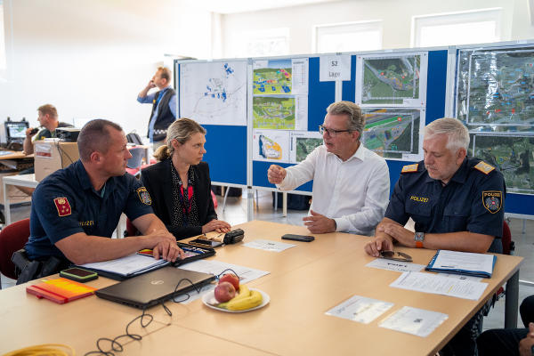 Bezirkspolizeikommandant-Stv. und Einsatzkommandant Andreas Tafeit, BH Nina Pölzl, LH Christopher Drexler und LPD-Stv. Joachim Huber beim Lagevortrag im Einsatzstab © Land Steiermark/ Binder