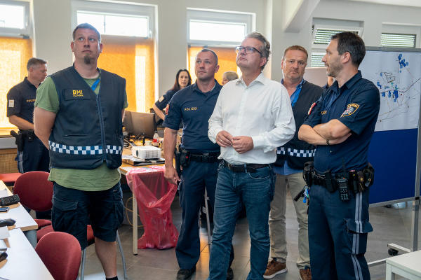 LH Christopher Drexler machte sich im polizeilichen Einsatzstab ein Bild von der Lage © Land Steiermark/ Binder