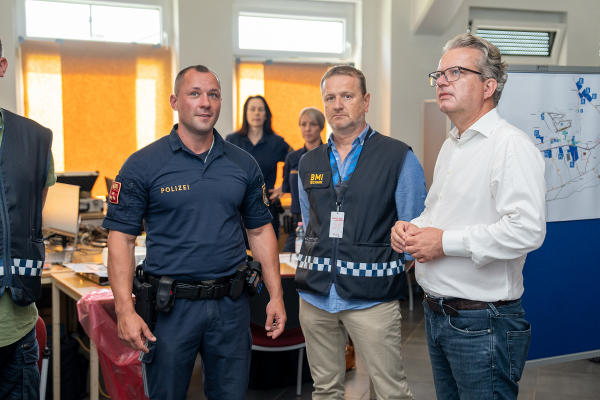 LH Christopher Drexler machte sich im polizeilichen Einsatzstab ein Bild von der Lage © Land Steiermark/ Binder