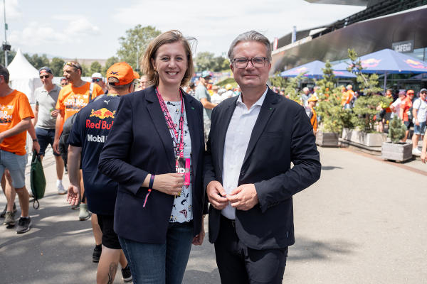 Tourismuslandesrätin Barbara Eibinger-Miedl und Landeshauptmann Christopher Drexler am Red Bull Ring  © Land Steiermark/ Binder