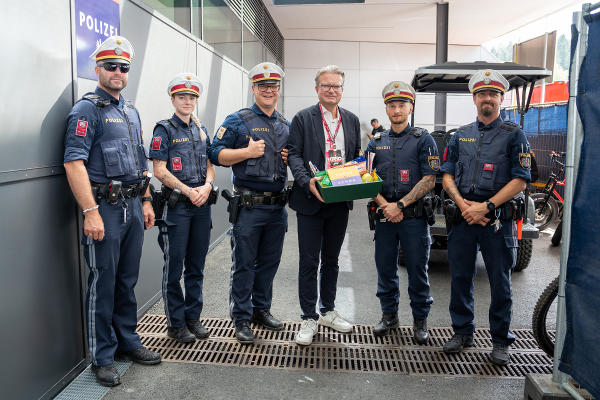 Landeshauptmann Christopher Drexler dankt eingesetzten Polizistinnen und Polizisten © Land Steiermark/ Binder