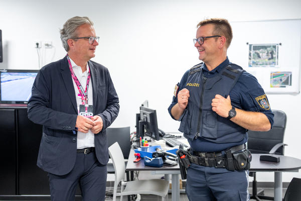 Landeshauptmann Christopher Drexler im Gespräch mit Rudolf Schlager (Leiter der Polizei-Expositur am Red Bull Ring und Kommandant der PI Knittelfeld) © Land Steiermark/ Binder