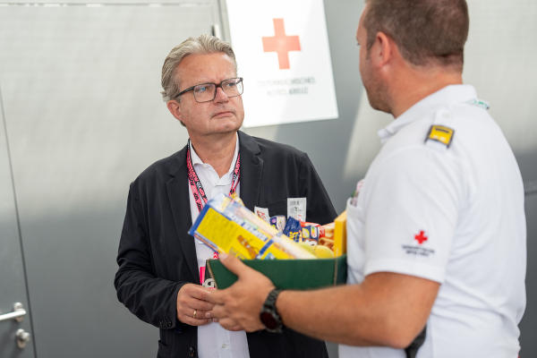 Landeshauptmann Christopher Drexler dankt den Kräften des Roten Kreuzes für ihren Einsatz © Land Steiermark/ Binder