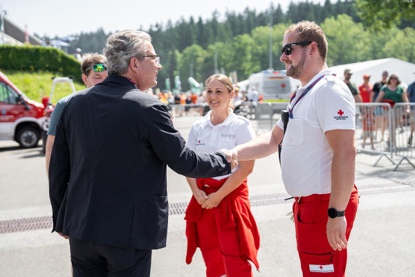 Landeshauptmann Christopher Drexler dankt den Kräften des Roten Kreuzes für ihren Einsatz © Land Steiermark/ Binder