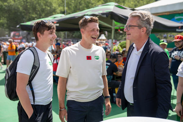 Landeshauptmann Christopher Drexler im Gesrpäch mit Snowboarder Arvid Auner im Steiermark Village © Land Steiermark/ Binder