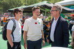 Landeshauptmann Christopher Drexler im Gesrpäch mit Snowboarder Arvid Auner im Steiermark Village