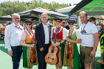 Landeshauptmann Christopher und Erlebnisregion Murtal-Obmann Michael Ranzmaier-Hausleitner mit der Fohnsdorfer Geigenmusi im Steiermark Village
