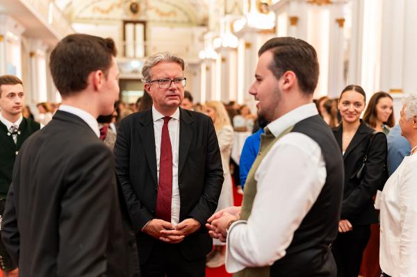 LH Christopher Drexler im Gespräch mit ausgezeichneten Maturanten © Land Steiermark/ Manuel Hanschitz
