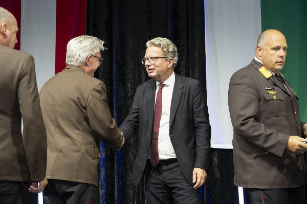 LH Christopher Drexler dankte in der Kirschenhalle Hitzendorf Feuerwehroffizieren aus der gesamten Steiermark für ihr Engagement für die Allgemeinheit. © Land Steiermark/Foto Fischer; Verwendung bei Quellenangabe honorarfrei