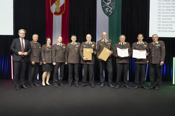 LH Christopher Drexler (l.) und Landesfeuerwehrkommandant Reinhard Leichtfried (r.) mit den Geehrten aus dem Feuerwehrbereichen Hartberg und Fürstenfeld. © Land Steiermark/Foto Fischer; Verwendung bei Quellenangabe honorarfrei