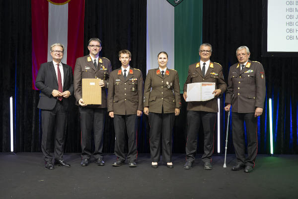 LH Christopher Drexler (l.) und Landesfeuerwehrkommandant Reinhard Leichtfried (r.) mit den Geehrten aus dem Feuerwehrbereich Knittelfeld. © Land Steiermark/Foto Fischer; Verwendung bei Quellenangabe honorarfrei
