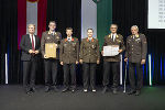 LH Christopher Drexler (l.) und Landesfeuerwehrkommandant Reinhard Leichtfried (r.) mit den Geehrten aus dem Feuerwehrbereich Knittelfeld. © Land Steiermark/Foto Fischer; Verwendung bei Quellenangabe honorarfrei LH Christopher Drexler (l.) und Landesfeuerwehrkommandant Reinhard Leichtfried (r.) mit den Geehrten aus dem Feuerwehrbereich Knittelfeld.