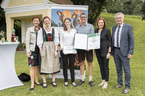 Maria Pein (Vize-Präs. der LK), TSO Karoline Schlögl, Gastgeber und Preisträger Andreas und Kathrin Graschi, LR Simone Schmiedtbauer und LH-Stv. Anton Lang (v.l.) © Foto: Land Steiermark/Binder; bei Quellenangabe honorarfrei