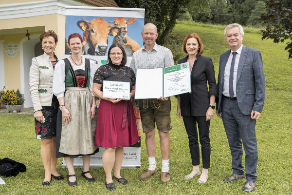 Maria Pein (Vize-Präs. der LK), TSO Karoline Schlögl, Preisträger Angela und Johannes Narnhofer, LR Simone Schmiedtbauer und LH-Stv. Anton Lang (v.l.) © Foto: Land Steiermark/Binder; bei Quellenangabe honorarfrei