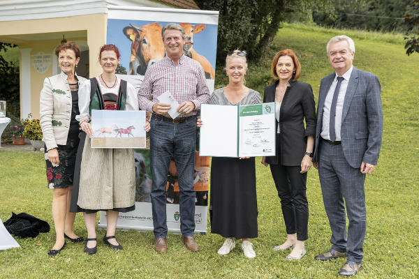 Maria Pein (Vize-Präs. der LK) und TSO Karoline Schlögl gratulierten gemeinsam mit LR Simone Schmiedtbauer und LH-Stv. Anton Lang Dietmar Fiedler und seiner Lebenspartnerin zum gelungenen schönsten Tierfoto (v.l.) © Foto: Land Steiermark/Binder; bei Quellenangabe honorarfrei