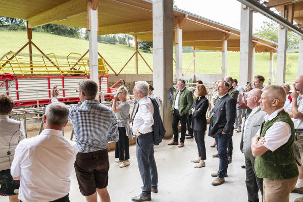 Familie Graschi führte nach der Preisverleihung durch den neu errichteten Bio-Rindermaststall © Foto: Land Steiermark/Binder; bei Quellenangabe honorarfrei