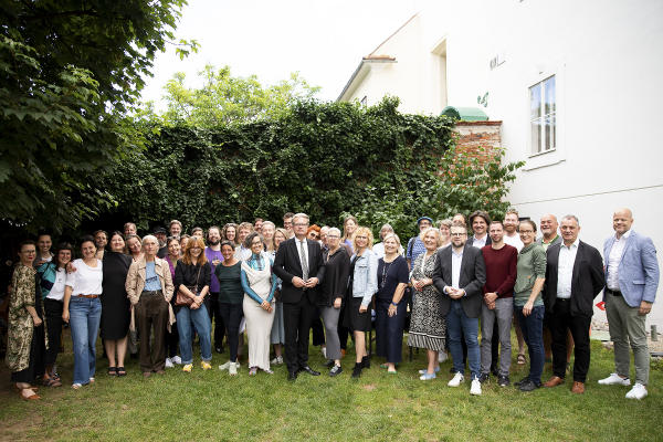 Landeshauptmann Christopher Drexler mit den Mitgliedern der Fokusgruppen sowie den Ehrengästen anlässlich der Abschlussveranstaltung. © Foto: Sophie Ederer; bei Quellenangabe honorarfrei