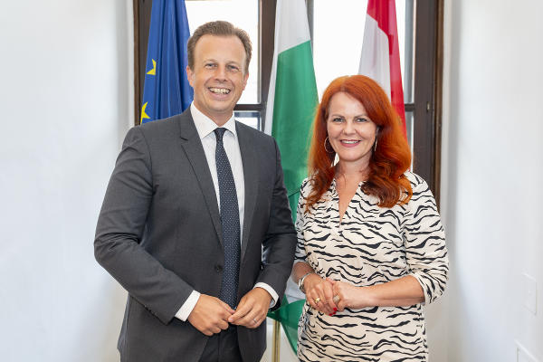 Die Tiroler Gesundheitslandesrätin Cornelia Hagele mit Gesundheitslandesrat Karlheinz Kornhäusl. © Land Steiermark/ Binder