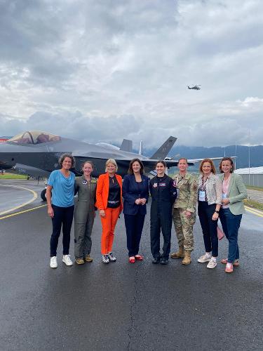 Die beiden F35-Pilotinnen mit BM Tanner, LR Schmiedtbauer, Botschafterin Kennedy und Stv. WK-Generalsekretärin Mariana Kühnel © Land Steiermark; bei Quellenangabe honorarfrei