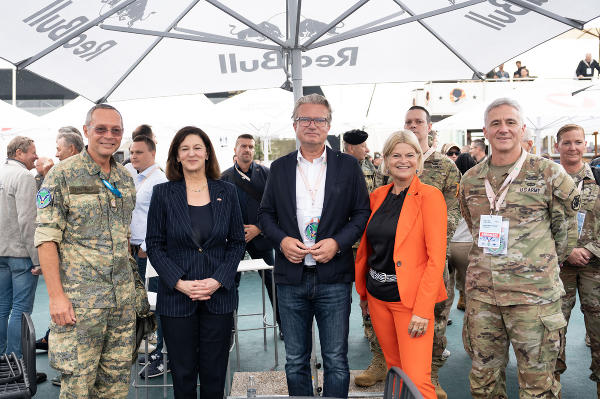 Zur Airpower24 konnte LH Christopher Drexler (M.) auch US-Botschafterin Victoria Reggie Kennedy (2.v.l.) in der Steiermark begrüßen. © Land Steiermark; bei Quellenangabe honorarfrei