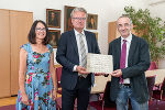 Hofrätin Elisabeth Schöggl-Ernst (in Vertretung von Landesarchiv-Direktor Gernot Peter Obersteiner), LH Christopher Drexler und Landesarchiv-Musikhistoriker Paul Duncan (v.l.). © Land Steiermark/Robert Binder; Verwendung bei Quellenangabe honorarfrei