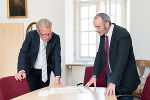LH Christopher Drexler mit Landesarchiv-Musikhistoriker Paul Duncan © Land Steiermark/Robert Binder; Verwendung bei Quellenangabe honorarfrei LH Christopher Drexler mit Landesarchiv-Musikhistoriker Paul Duncan
