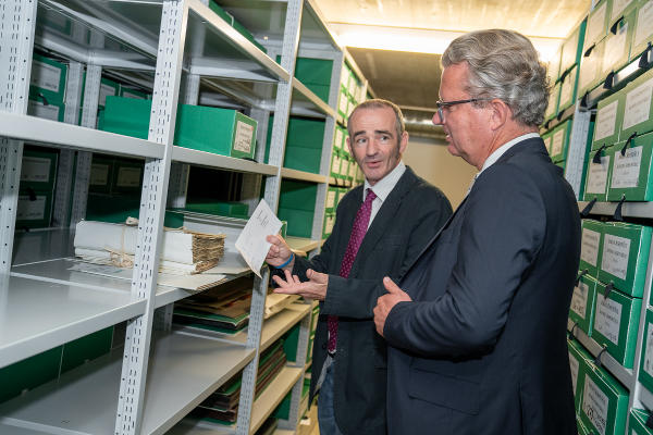 LH Christopher Drexler mit Landesarchiv-Musikhistoriker Paul Duncan © Land Steiermark/Robert Binder; Verwendung bei Quellenangabe honorarfrei