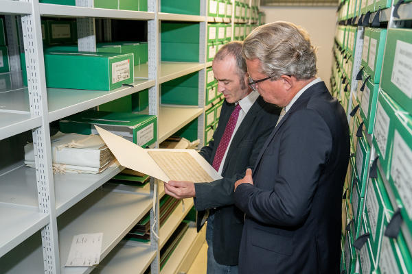 LH Christopher Drexler mit Landesarchiv-Musikhistoriker Paul Duncan © Land Steiermark/Robert Binder; Verwendung bei Quellenangabe honorarfrei
