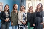 Soziallandesrätin Doris Kampus (M.), flankiert von  Bürgermeisterin Andrea Heinrich und Frauenhaus-Geschäftsführerin Michaela Gosch (r.) sowie Landtagsabgeordnete Michaela Grubesa und Nationalratsabgeordnete Corinna Scharzenberger (li.) bei der Eröffnung der Übergangswohnung für von Gewalt betroffene Frauen und Kinder. © Land Steiermark/Weissitsch