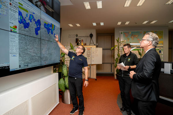 Landeshauptmann Christopher Drexler informierte sich in der Landeswarnzentrale über die Unwetter-Situation © Land Steiermark