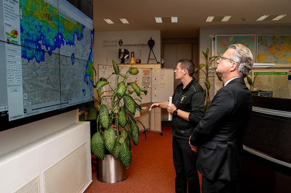 Landeshauptmann Christopher Drexler informierte sich in der Landeswarnzentrale über die Unwetter-Situation © Land Steiermark