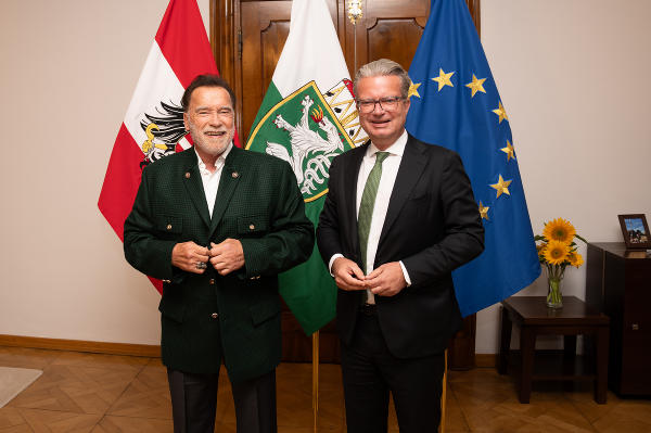 Der Rosegger-Janker aus dem Steirischen Heimatwerk steht der „Steirischen Eiche“ © Land Steiermark / Michaela Lorber