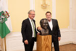 Landeshauptmann Christopher Drexler und Arnold Schwarzenegger präsentieren die Josef Krainer-Büste im Weißen Saal der Grazer Burg © Land Steiermark / Michaela Lorber Landeshauptmann Christopher Drexler und Arnold Schwarzenegger präsentieren die Josef Krainer-Büste im Weißen Saal der Grazer Burg