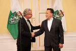 Landeshauptmann Christopher Drexler und Arnold Schwarzenegger präsentieren die Josef Krainer-Büste im Weißen Saal der Grazer Burg © Land Steiermark / Michaela Lorber Landeshauptmann Christopher Drexler und Arnold Schwarzenegger präsentieren die Josef Krainer-Büste im Weißen Saal der Grazer Burg