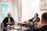 Landeshauptmann Christopher Drexler tauschte sich in seinem Büro mit Arnold Schwarzenegger aus © Land Steiermark / Michaela Lorber Landeshauptmann Christopher Drexler tauschte sich in seinem Büro mit Arnold Schwarzenegger aus