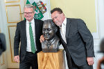 LH Christopher Drexler und Arnold Schwarzenegger mit der Büste des früheren Landeshauptmanns Josef Krainer © Land Steiermark / Binder LH Christopher Drexler und Arnold Schwarzenegger mit der Büste des früheren Landeshauptmanns Josef Krainer
