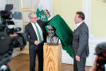 LH Drexler und Arnold Schwarzenegger bei der Enthüllung der Büste im Weißen Saal der Grazer Burg © Land Steiermark / Binder LH Drexler und Arnold Schwarzenegger bei der Enthüllung der Büste im Weißen Saal der Grazer Burg