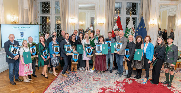 Steirische Wahrzeichen 2024: Landesrätin Simone Schmiedtbauer überreichte im Weißen Saal der Grazer Burg wurden die Auszeichnungen für mustergültig revitalisierte steirische Bauobjekte. © Land Steiermark/Robert Binder; Verwendung bei Quellenangabe honorarfrei