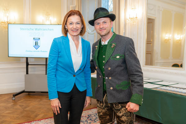 Steirische Wahrzeichen 2024: Landesrätin Simone Schmiedtbauer mit Moderator Willi Gabalier im Weißen Saal der Grazer Burg © Land Steiermark/Robert Binder; Verwendung bei Quellenangabe honorarfrei