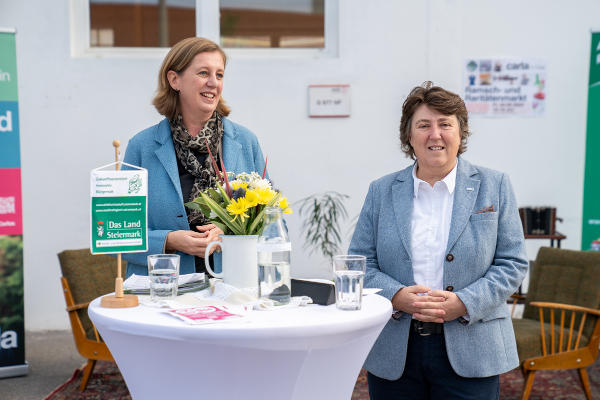 Wirtschaftslandesrätin Barbara Eibinger-Miedl und Caritas-Vizedirektorin Petra Prattes (v.l.) © Land Steiermark/Binder; bei Quellenangabe honorarfrei