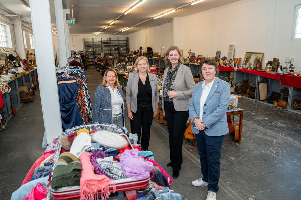 Der „Ramsch und Raritätenmarkt" der Caritas Steiermark  bildet den Auftakt zum dritten steirischen „Re-Use-Herbst": Tamara Puff, Abteilungsleiterin der Caritas-Beschäftigungsprojekte, Vizebürgermeisterin Judith Schwentner, Landesrätin Barbara Eibinger-Miedl und Caritas-Vizedirektorin Petra Prattes (v.l.) © Land Steiermark/Binder; bei Quellenangabe honorarfrei