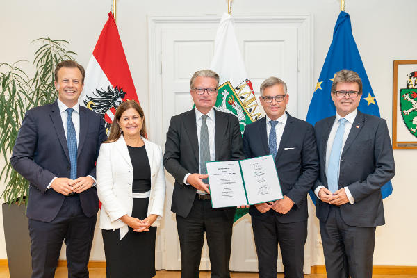 Unterzeichneten in der Grazer Burg die Absichtserklärung für das Bauprogramm am LKH-Universitätsklinikum Graz: LR Karheinz Kornhäusl, LR Doris Kampus, LH Christopher Drexler, Finanzminister Magnus Brunner und Wissenschaftsminister Martin Polaschek (v.l.). © Land Steiermark/Robert Binder; Verwendung bei Quellenangabe honorarfrei